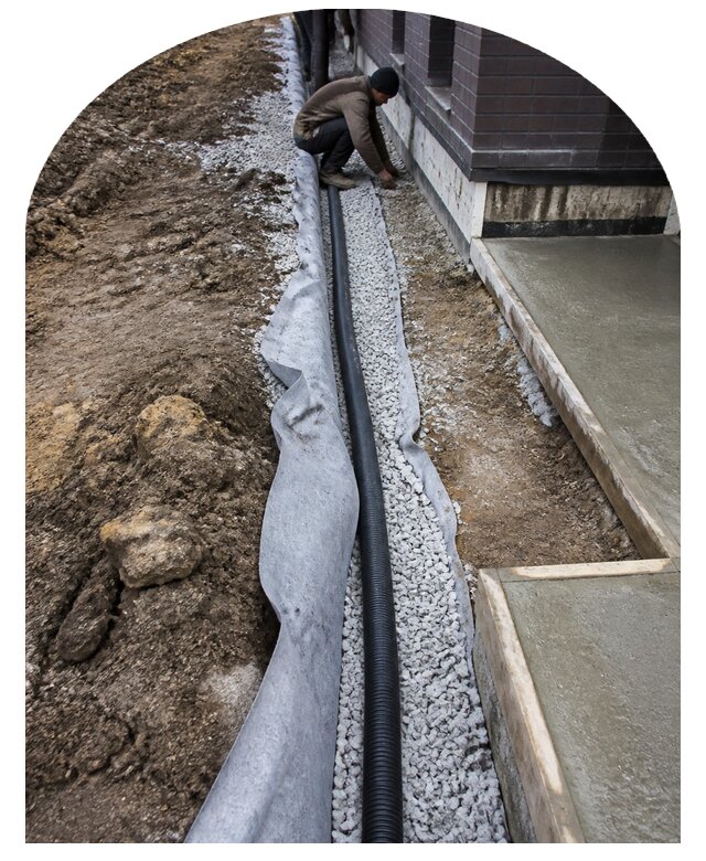 Профессиональный монтаж отмостки и дренажа для дома в Балтийске